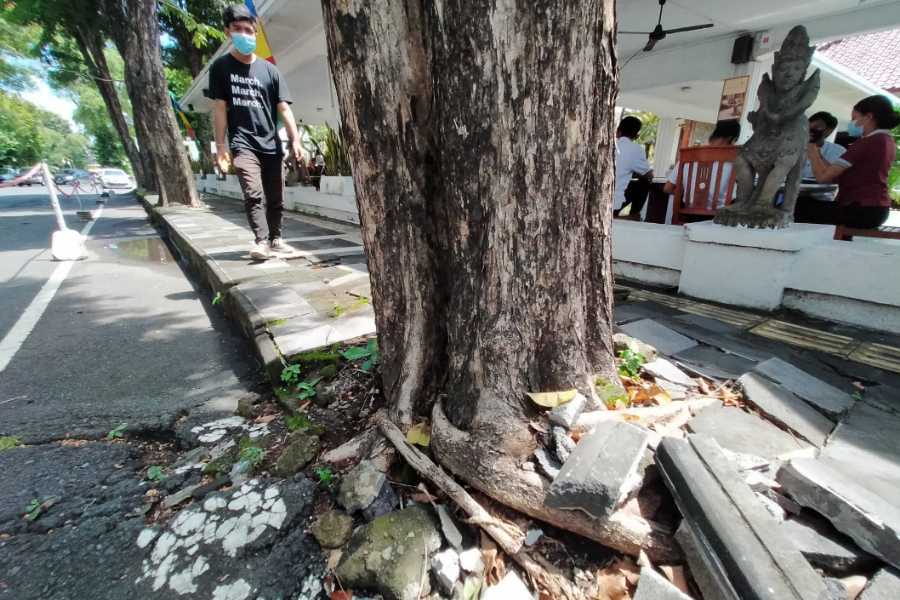 Foto kerusakan: Trotoar rusak di dewi sri