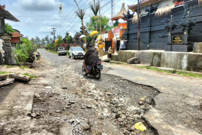 Foto kerusakan: Jalan berlubang di daerah pasar kusamba