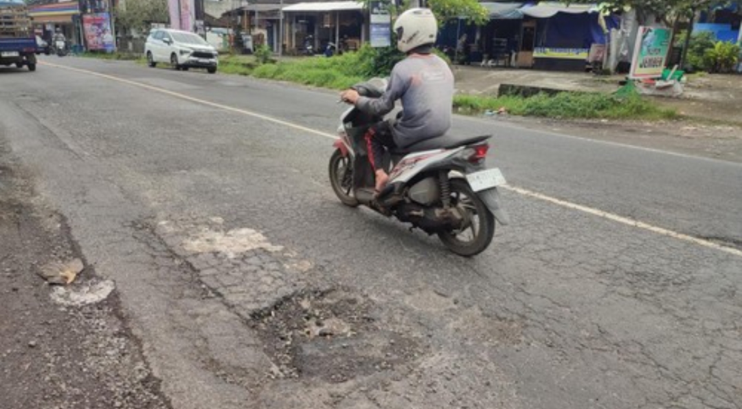 Foto kerusakan: Jalan berlubang di tabanan
